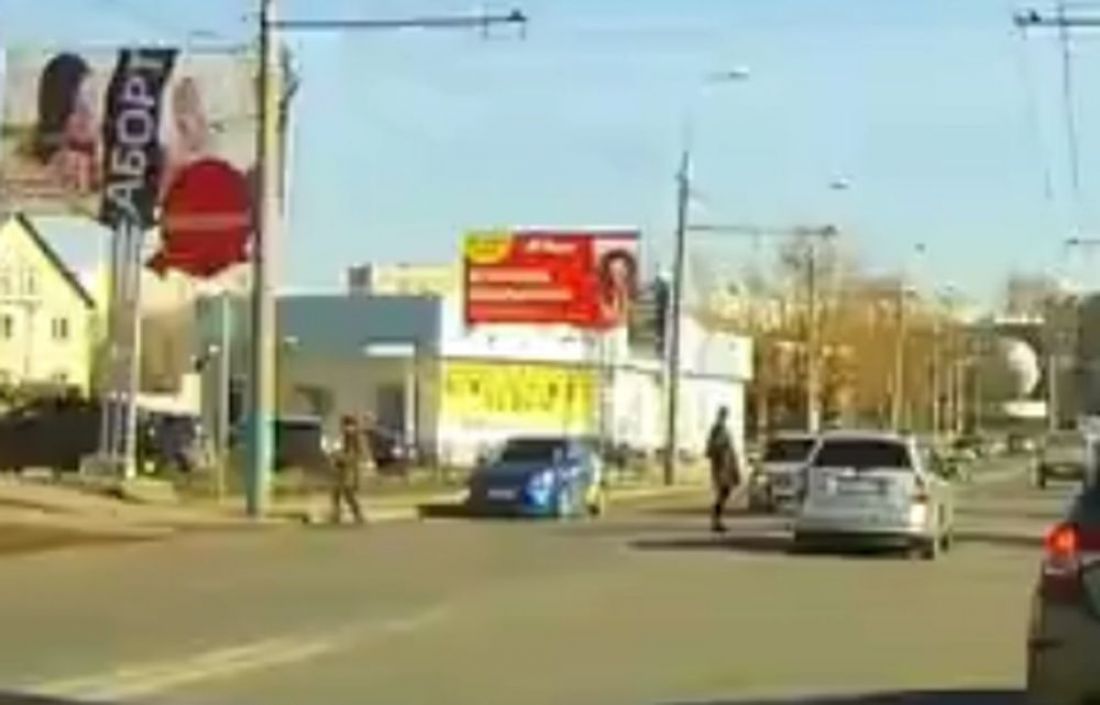 На Бекешской улице в Пензе женщина бросилась под колеса такси. Видео